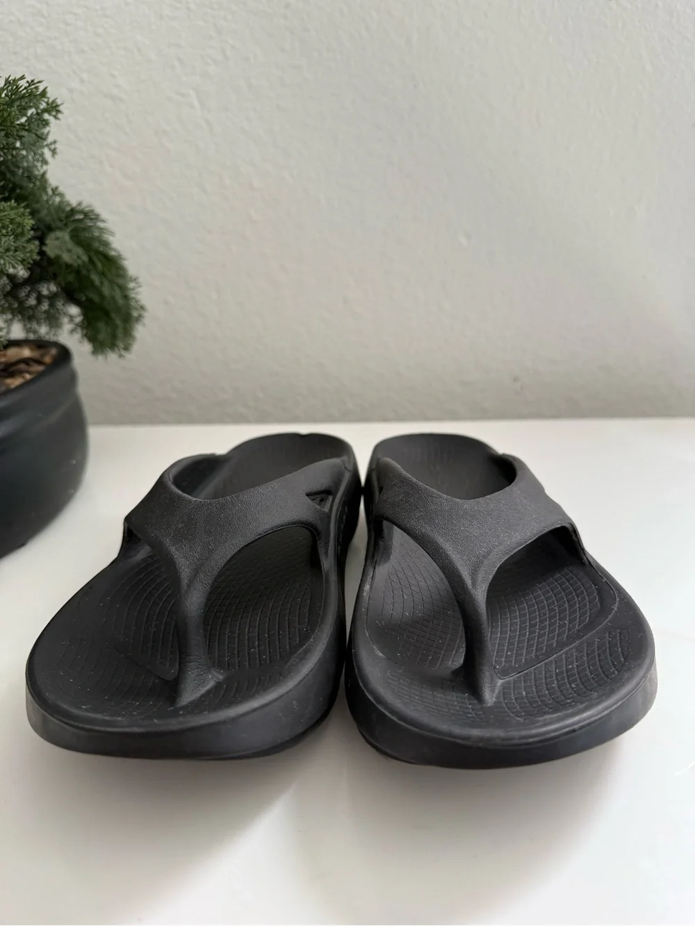 OOFOS Sandals Women size 5 Black Recovery Flip Sandals - Cushioned Foam Thong